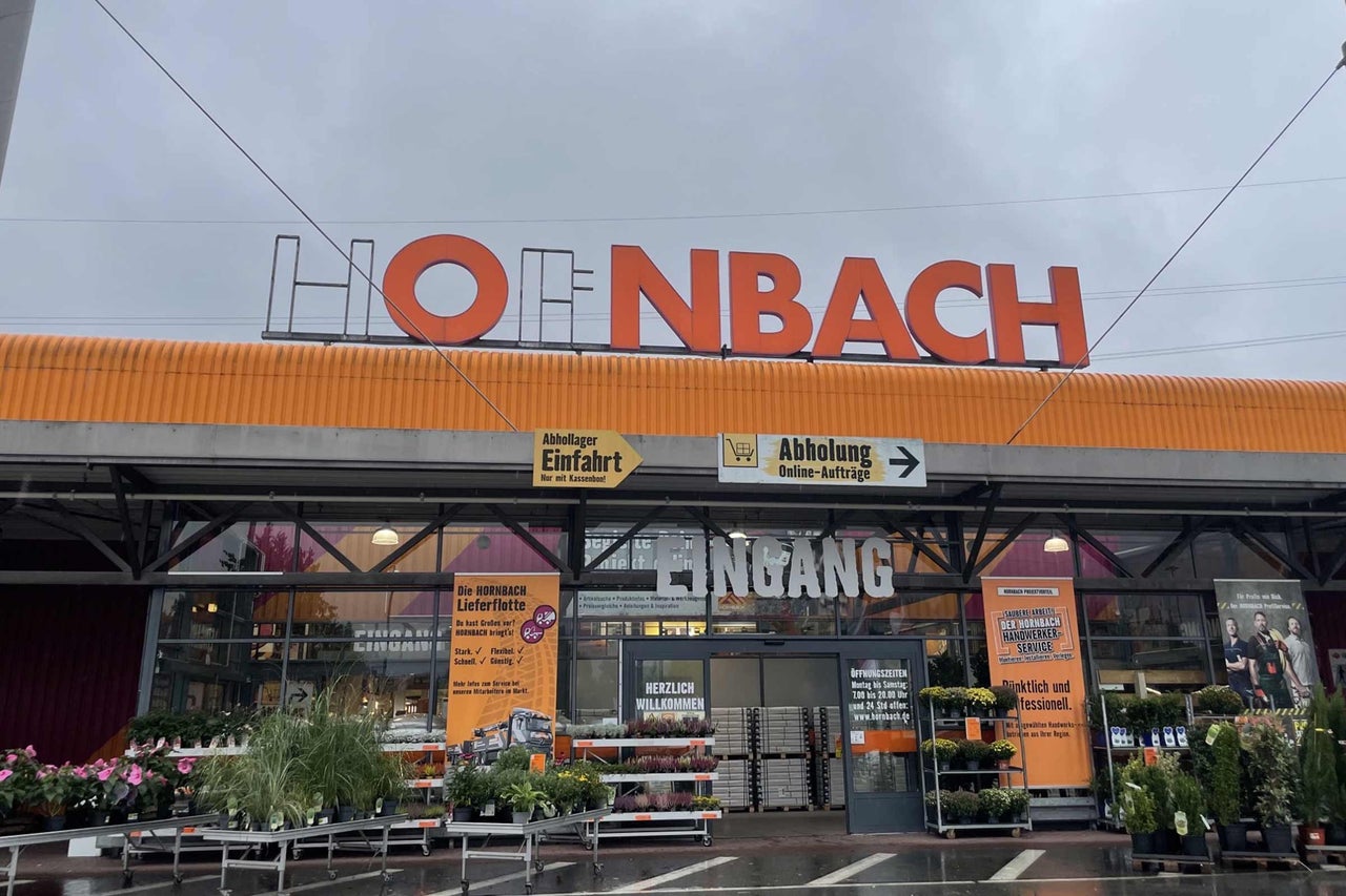 Sucursală de magazin de bricolaj Hornbach cu intrare și plante în exterior
