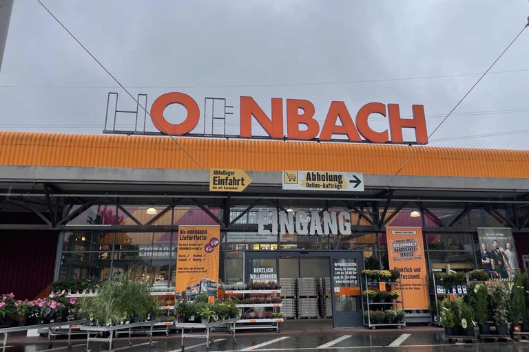 Sucursală de magazin de bricolaj Hornbach cu intrare și plante în exterior
