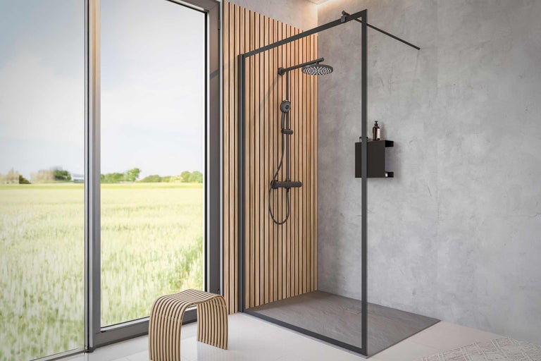 Baie modernă cu cabină de duș, lambriu din lemn și taburet