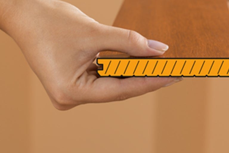 O mână ține o placă laminată care arată tehnica de conectare.