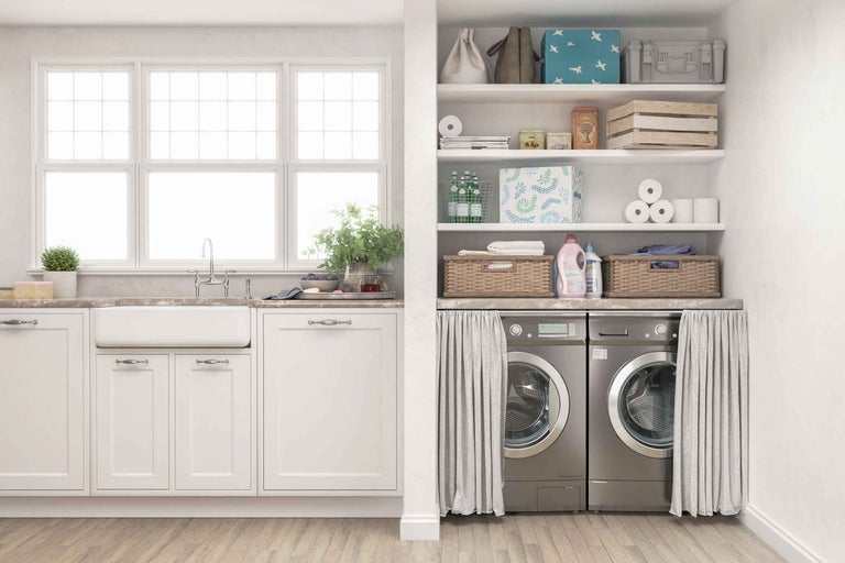 Spălătorie luminoasă cu chiuvetă, mașină de spălat, uscător și rafturi de depozitare