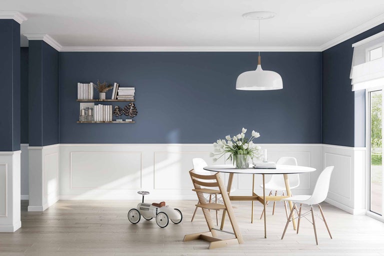 Zonă de luat masa luminoasă cu masă, scaune, raft de perete și mașină de jucărie