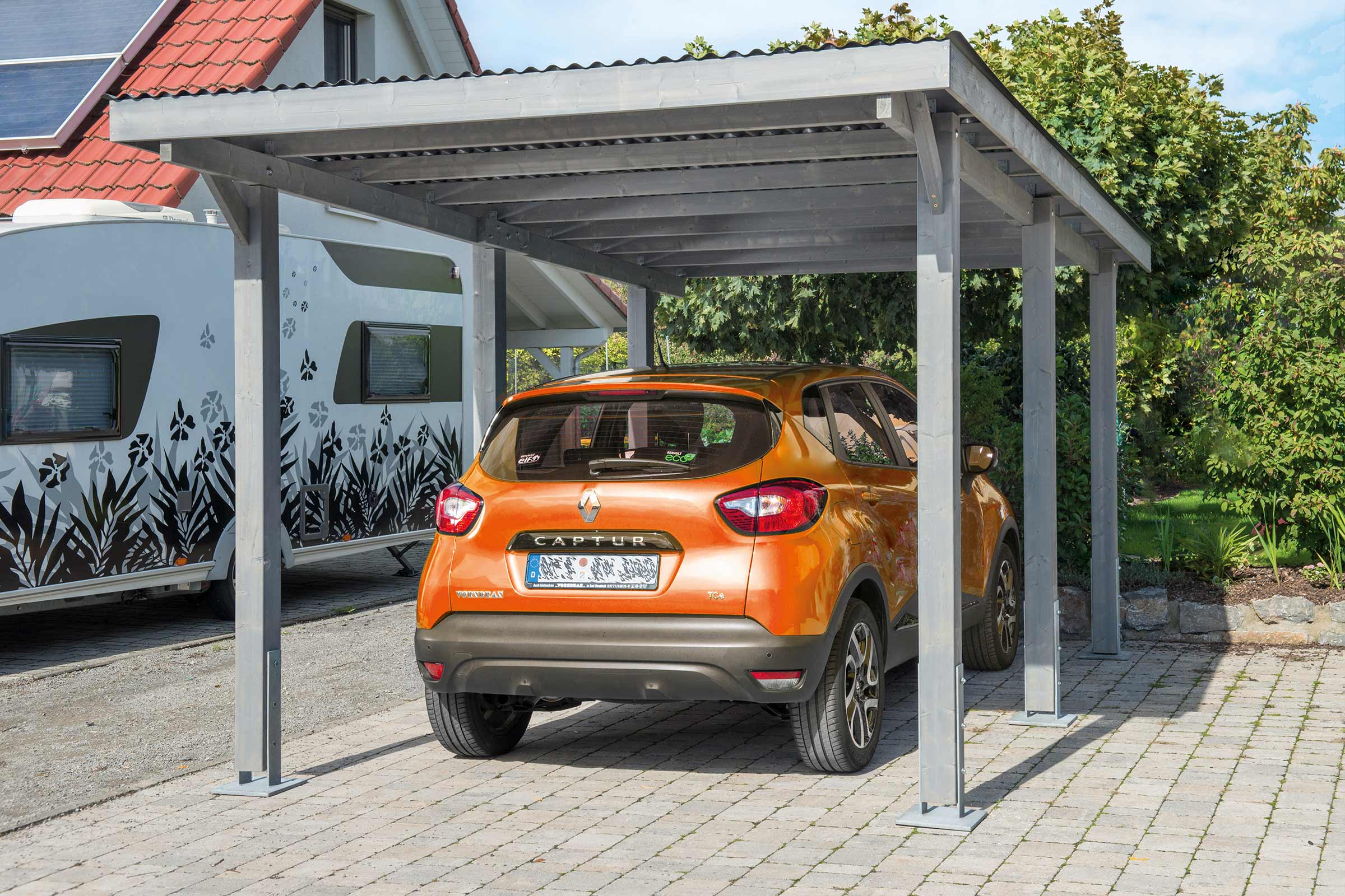 Mașină sub un carport din lemn