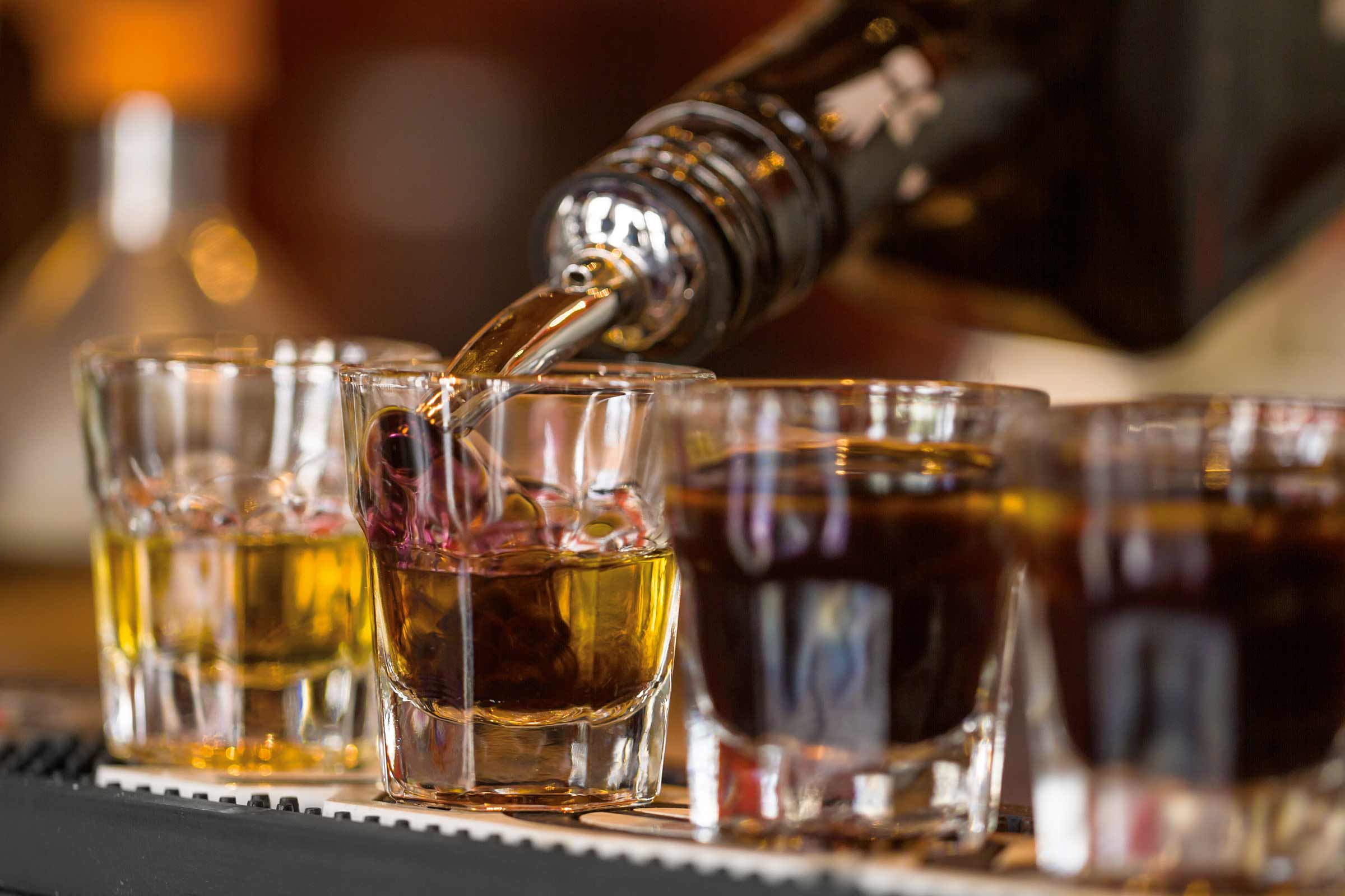 Lichior turnat în pahare de shot
