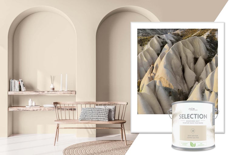 Cameră de zi cu vopsea de perete, bancă, rafturi și o cutie de vopsea StyleColor Selection