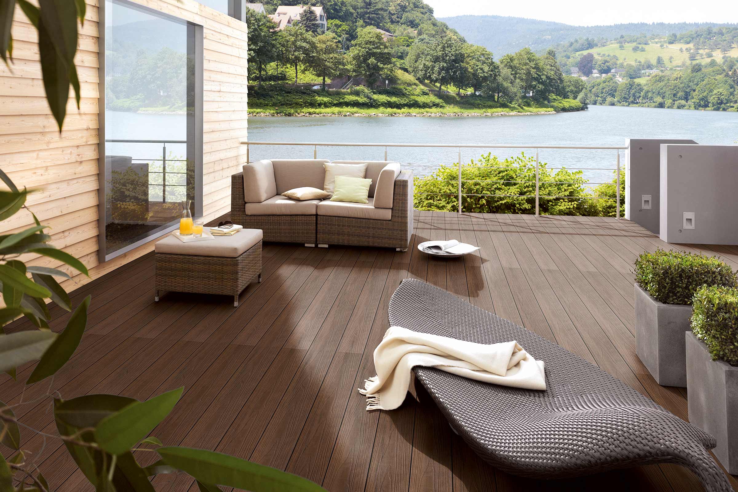 Terasa cu mobilier de lounge și vedere spre lac