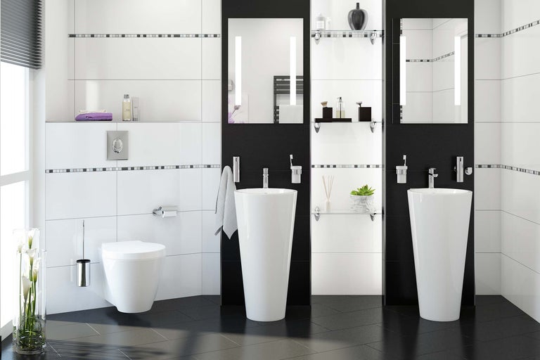 Baie modernă cu gresie albă, accente negre, chiuvete și oglinzi