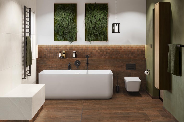 Baie luminoasă cu cadă, toaletă, chiuvetă și decorațiuni