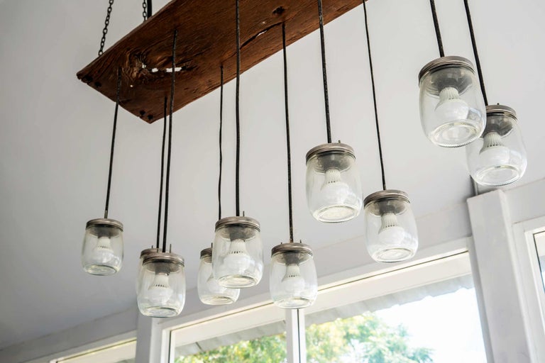 Lustr cu suport din lemn și abajururi din borcane de sticlă