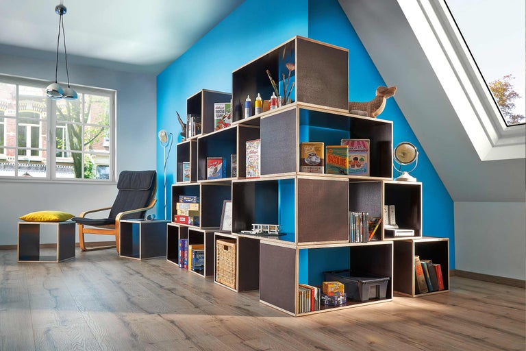 Spațiu de locuit cu sistem de depozitare, fotoliu și decorațiuni pentru o ambianță luminoasă și modernă