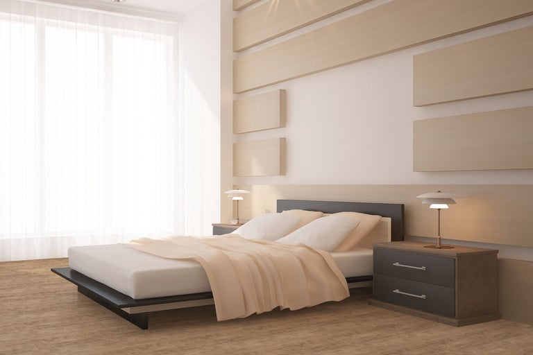 Dormitor cu pat dublu, noptiere și lămpi