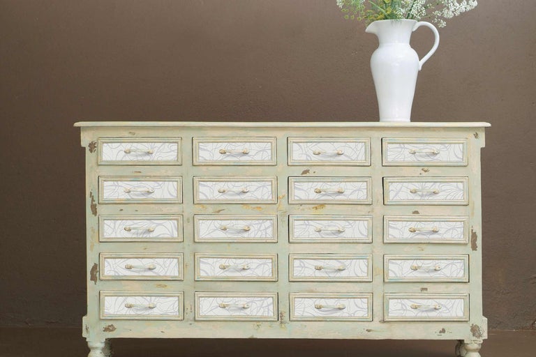 Comodă cu multe sertare și vază cu flori