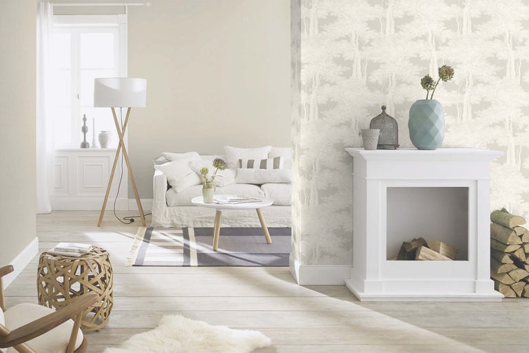 Cameră de zi cu canapea, masă, lampadar, șemineu și tapet cu model de pădure