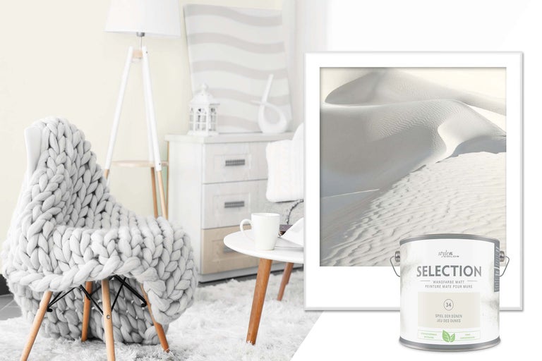 Scenă cu scaun, pătură, lampă, comodă, masă, tablou și cutie de vopsea