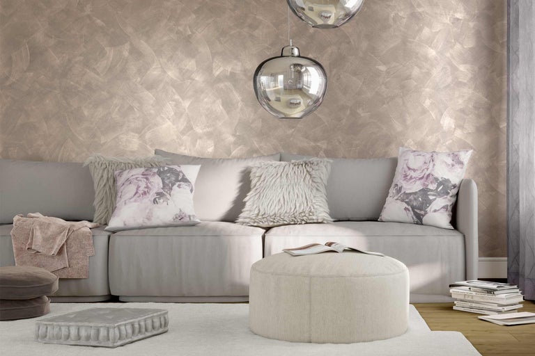 Living luminos cu canapea, perne, taburet și decorativ perete