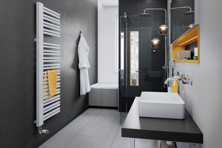 Baie modernă cu duș, lavoar și uscător de prosoape