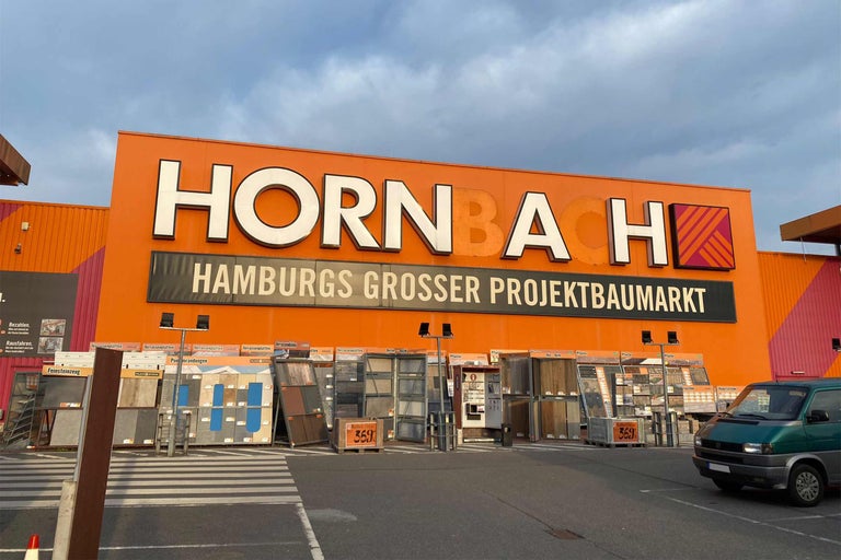 Fațada magazinului de bricolaj Hornbach cu plăci de terasă și parcare