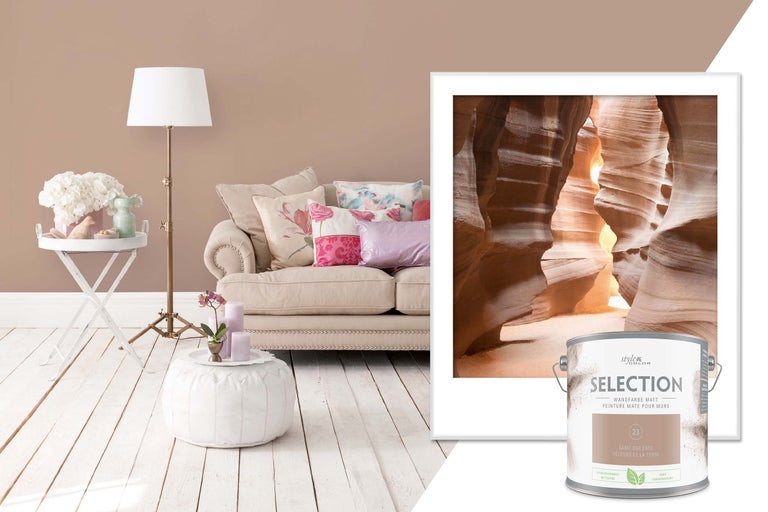 Living cu canapea, lampadar, măsuță laterală, taburet, tablou și cutie de vopsea de perete