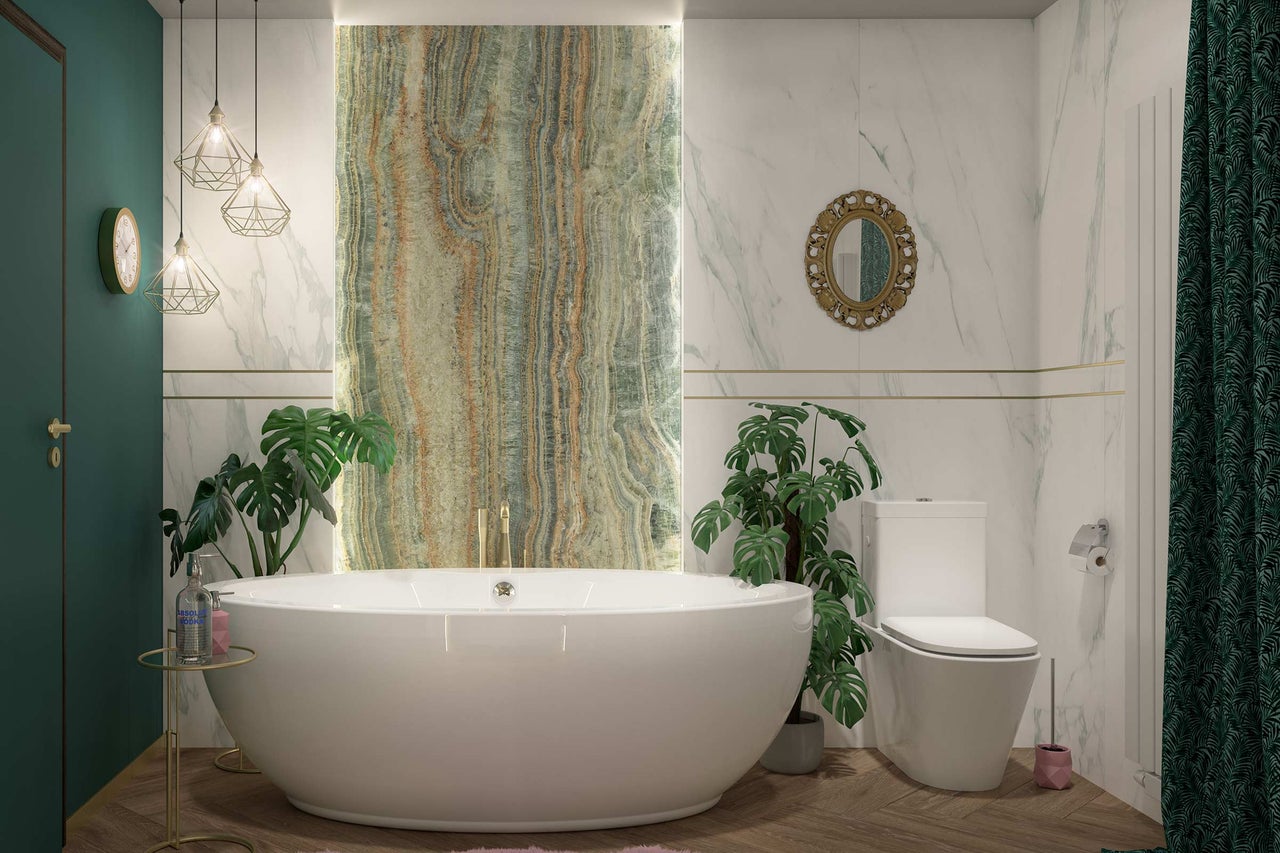 Baie modernă cu cadă freestanding, toaletă, faianță cu aspect de marmură, perete de accent cu aspect de piatră naturală și pardoseală din lemn.