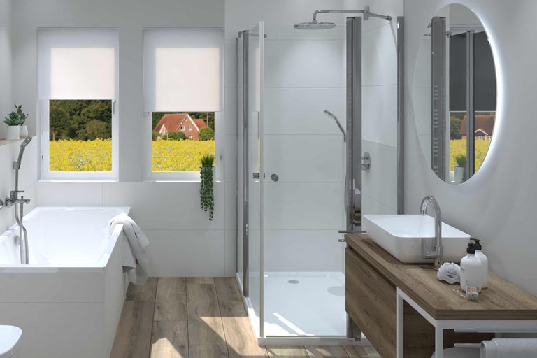 Baie luminoasă cu cadă, duș, chiuvetă și oglindă