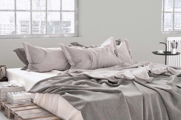 Dormitor cu pat, perne și cuvertură