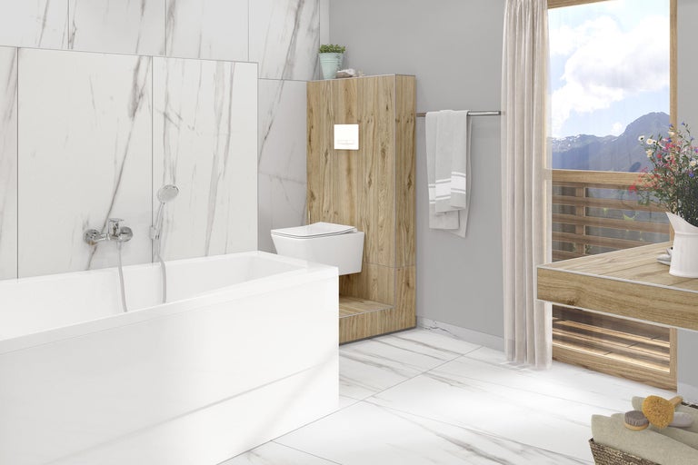 Baie cu cadă, toaletă și lavoar într-un design luminos
