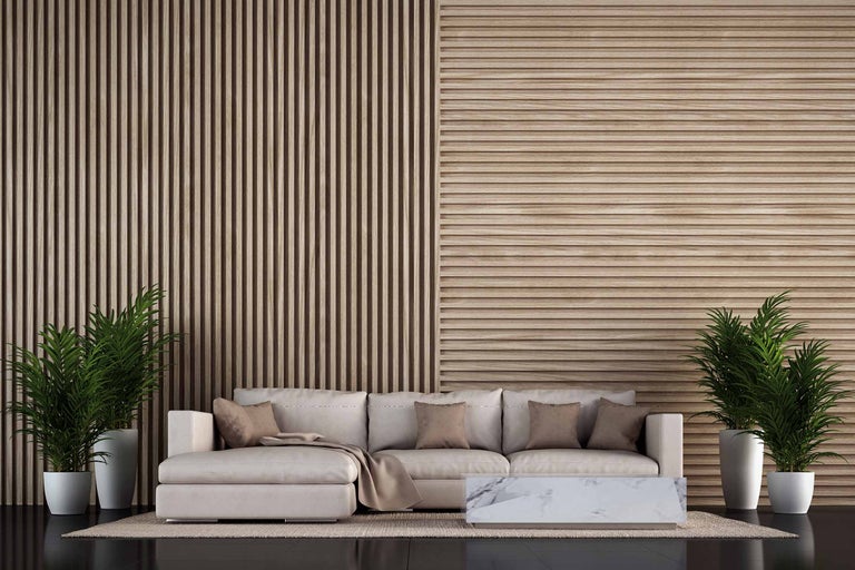 Living cu canapea, măsuță de cafea și lambriuri din lemn