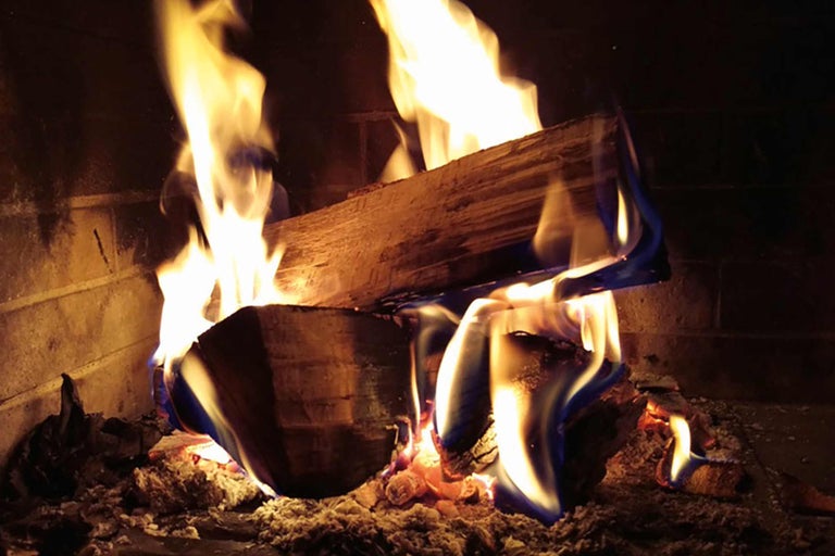 Lemne de foc în șemineu