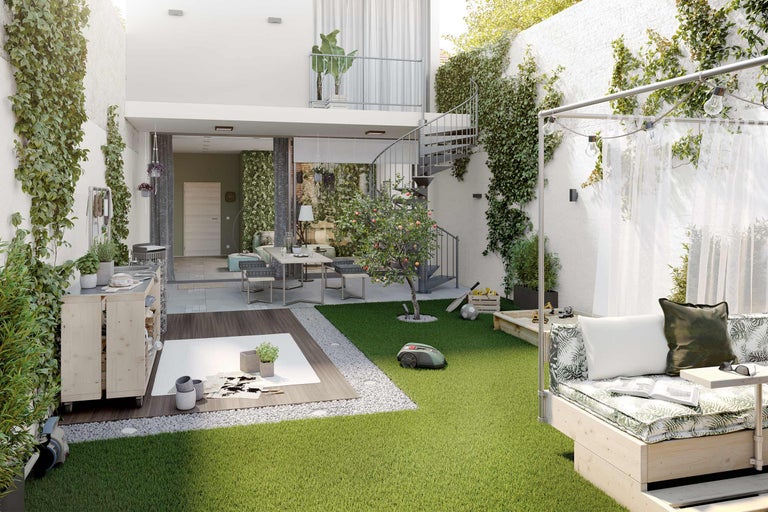 Grădină amenajată cu gazon, mobilier de grădină, groapă de nisip și plante pe pereți