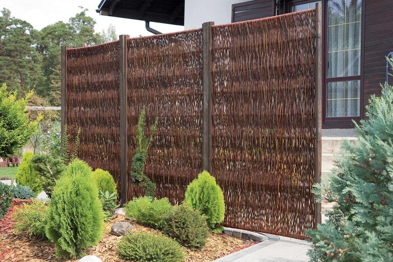 Gard din răchită în grădină