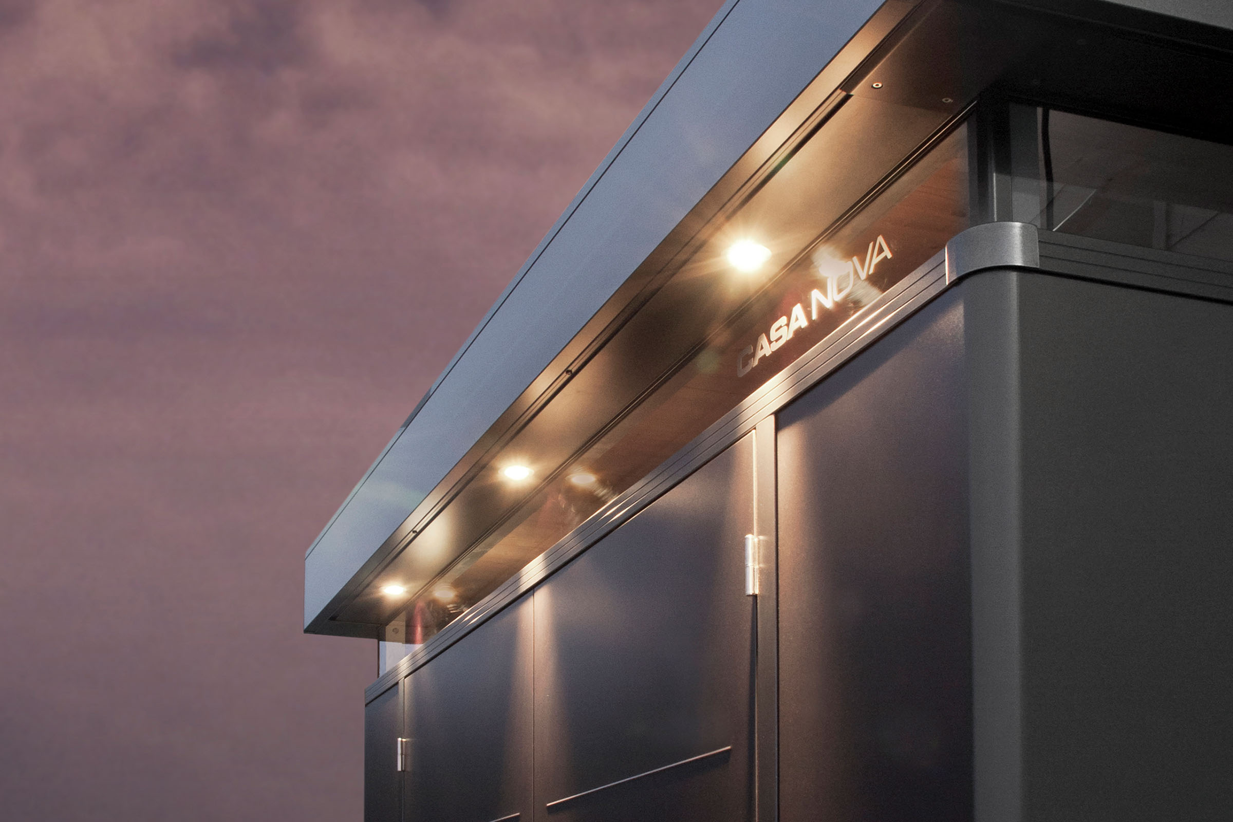 Imagine detaliată a unei case de grădină Casa Nova cu iluminare