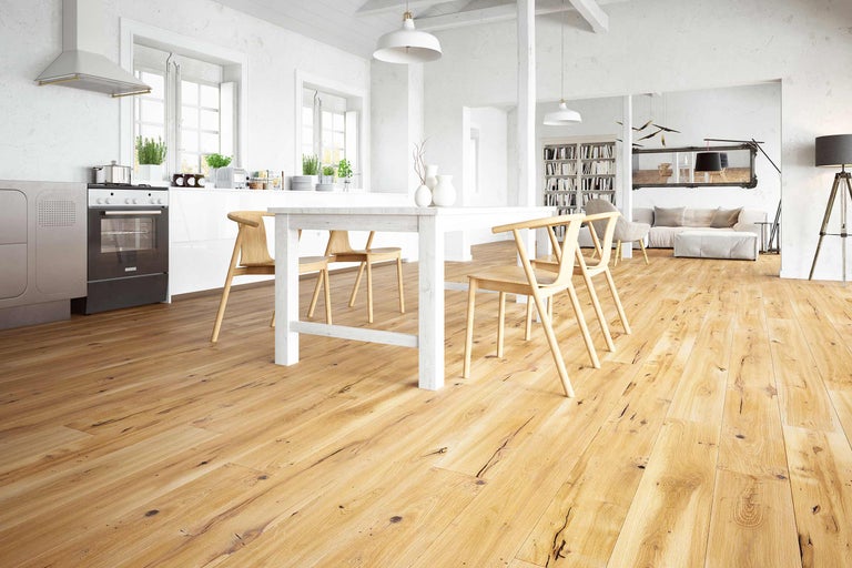 Bucătărie luminoasă, modernă, cu podea din lemn, masă și scaune