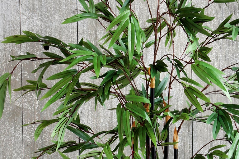 Bambus artificial cu frunze verzi.