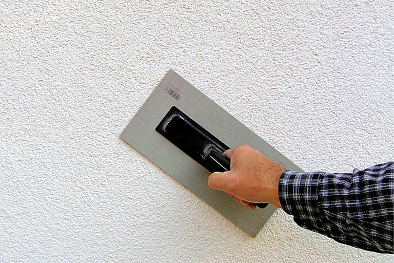 Perete exterior cu structură de tencuială și meșter cu gletieră