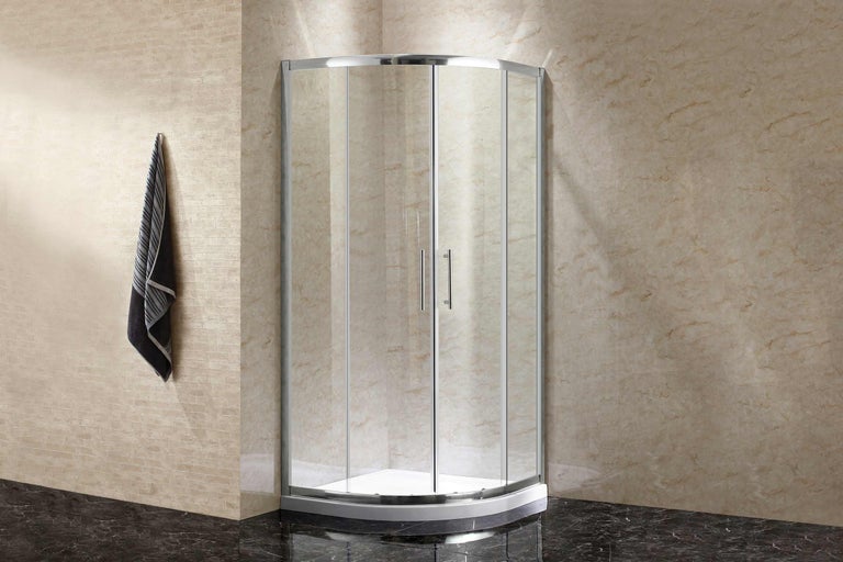 Cabină de duș independentă cu uși de sticlă și prosop pe cârligul de pe perete.