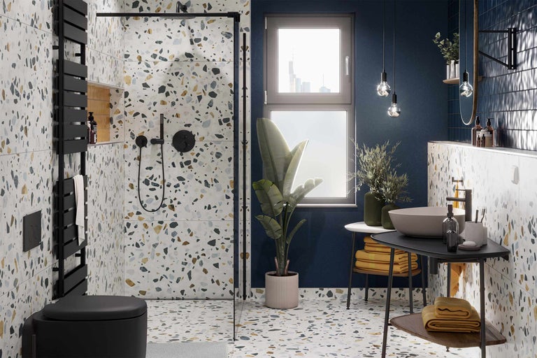 Baie modernă cu podea și pereți din terrazzo, duș, toaletă și chiuvetă