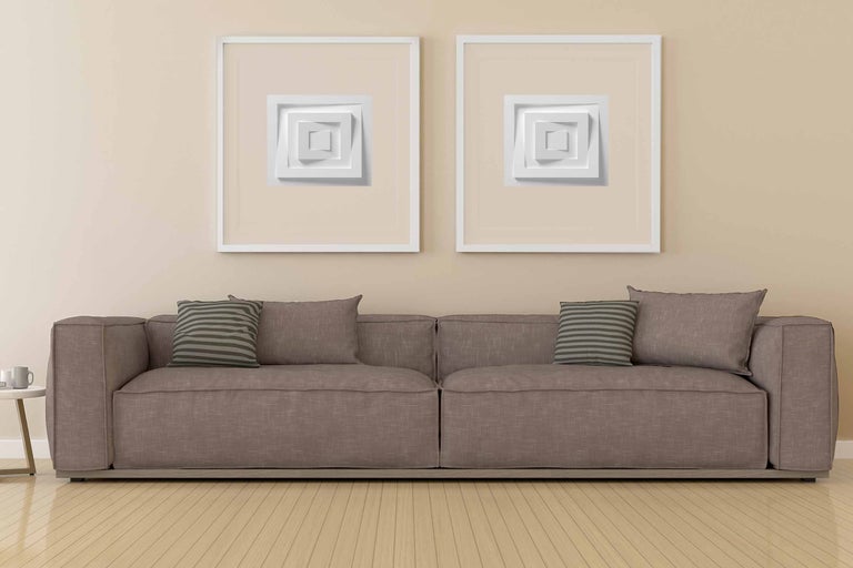 Living cu canapea și două decorațiuni de perete tridimensionale înrămate