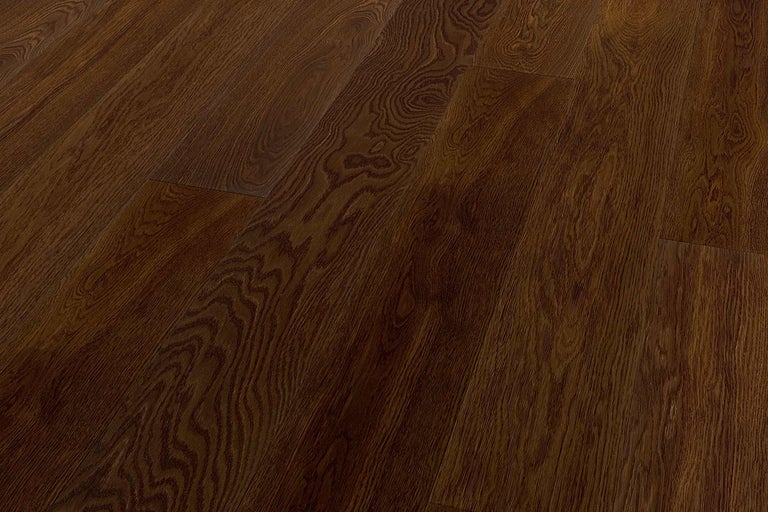 Prim-plan cu podea laminată cu aspect de lemn.