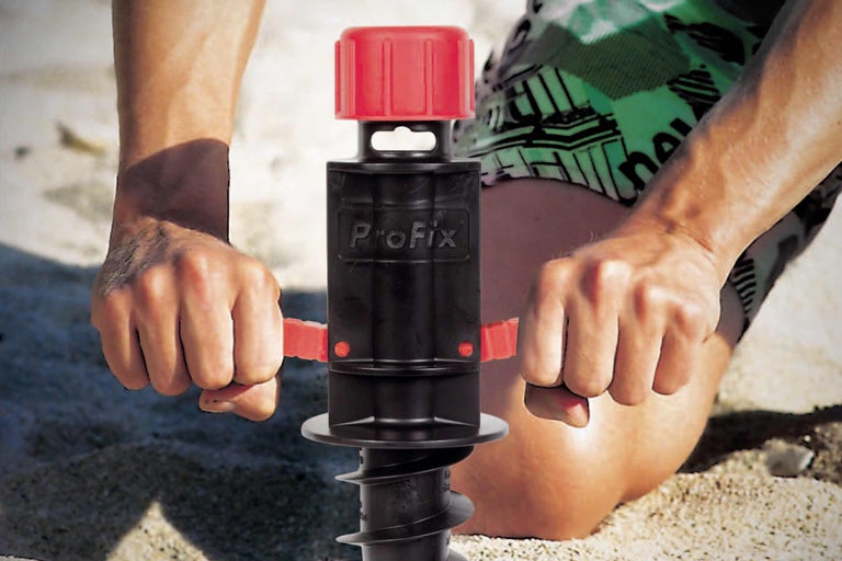 Persoană care folosește o ancoră de sol ProFix.