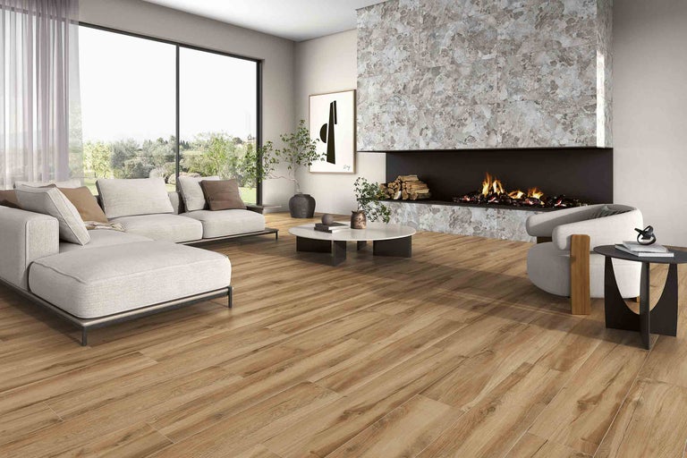 Living cu gresie cu aspect de lemn, canapea și șemineu