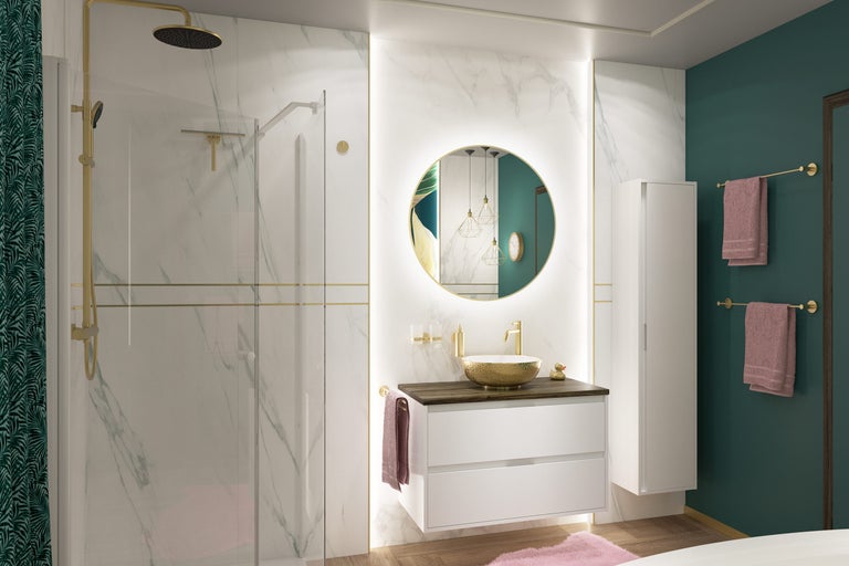 Baie cu duș, lavoar, oglindă și prosoape