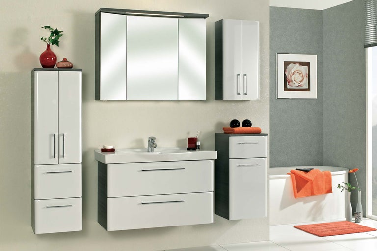 Baie cu lavoar, dulap cu oglindă și dulapuri înalte pentru o atmosferă luminoasă și organizată