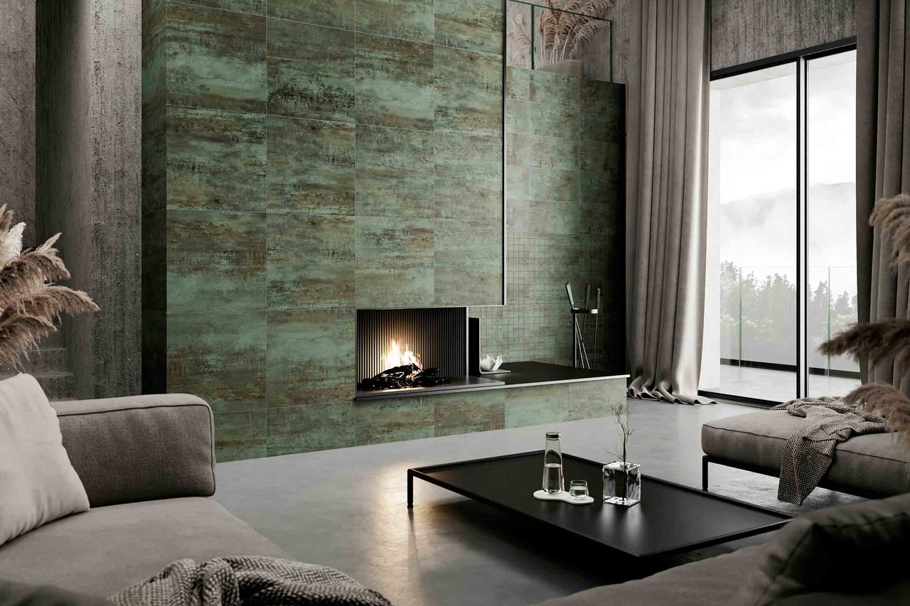 Living cu șemineu și plăci de perete cu aspect de piatră, combinate cu mobilier gri și decorațiuni elegante