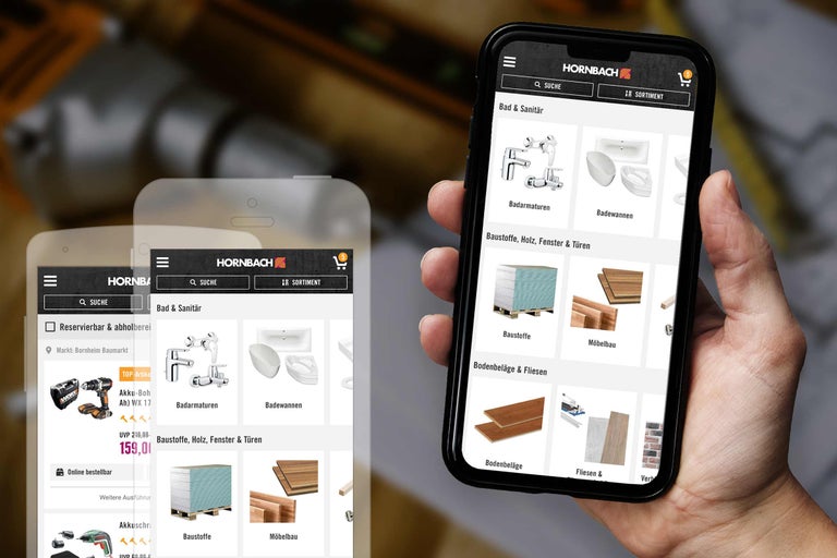 O mână ține un smartphone cu aplicația Hornbach deschisă.