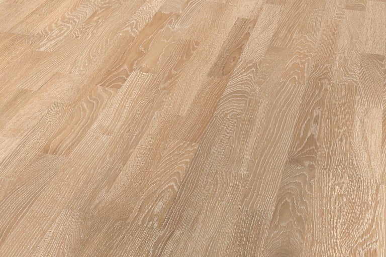 Pardoseală laminată deschisă la culoare cu structură de lemn