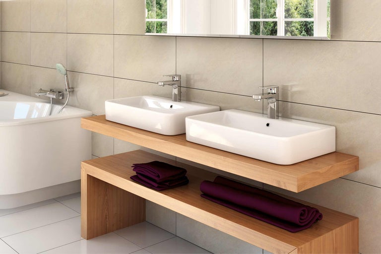 Baie luminoasă cu două chiuvete, dulap de bază din lemn și cadă