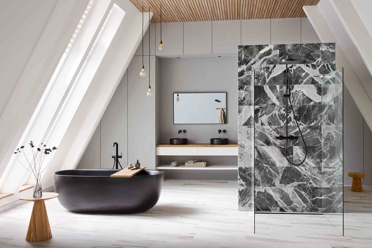 Baie luminoasă cu cadă, duș și chiuvetă sub mansardă