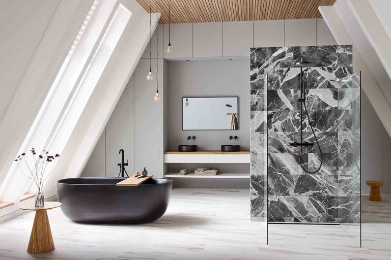 Baie luminoasă cu cadă, duș și chiuvetă sub mansardă