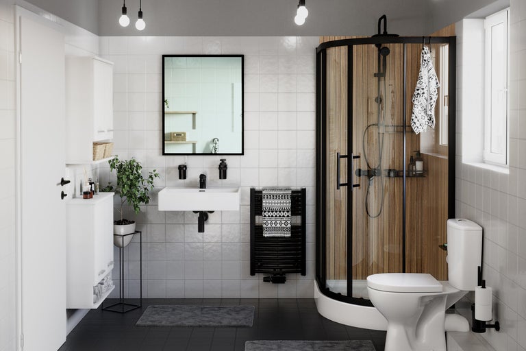 Baie luminoasă cu duș, chiuvetă, oglindă și toaletă