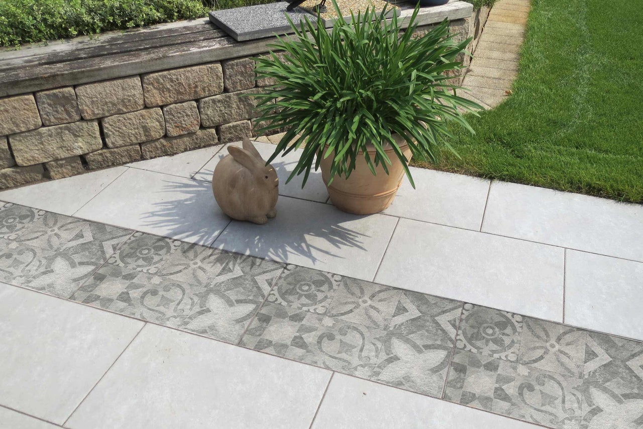 Terasa cu plantă, iepure decorativ și plăci cu model